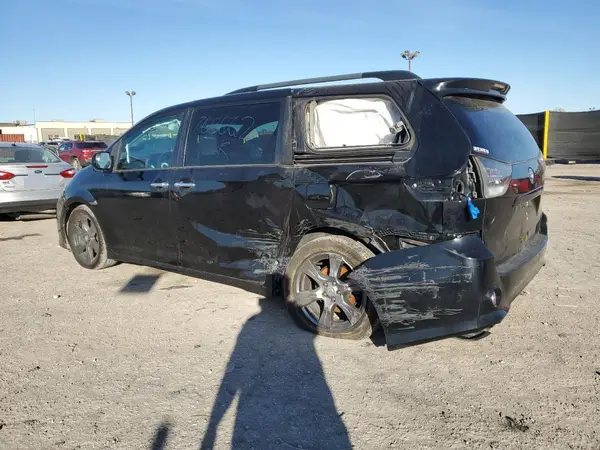 5TDXZ3DC1HS766662 2017 TOYOTA SIENNA - Image 2