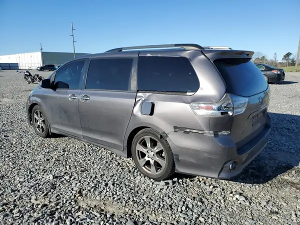 5TDXZ3DC1HS768654 2017 TOYOTA SIENNA - Image 2