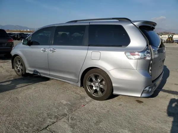 5TDXZ3DC1HS773420 2017 TOYOTA SIENNA - Image 2