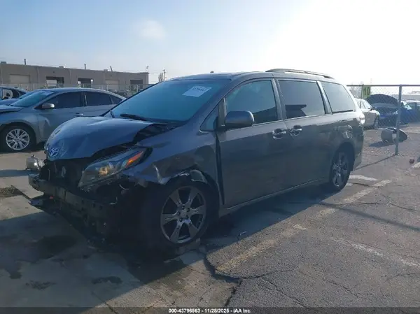 5TDXZ3DC1HS782831 2017 TOYOTA SIENNA - Image 2