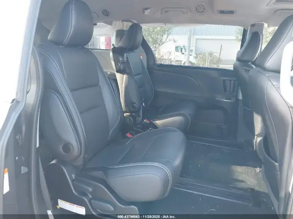 5TDXZ3DC1HS782831 2017 TOYOTA SIENNA - Image 8