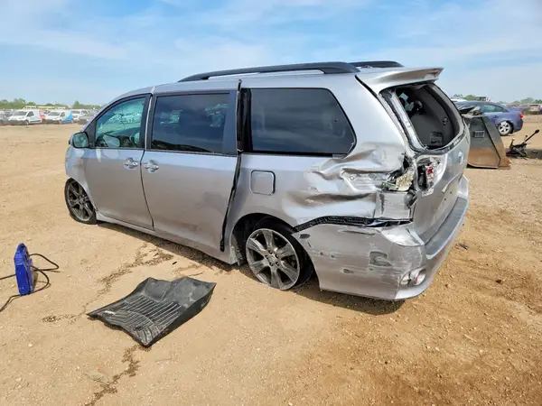 5TDXZ3DC1HS792419 2017 TOYOTA SIENNA - Image 2