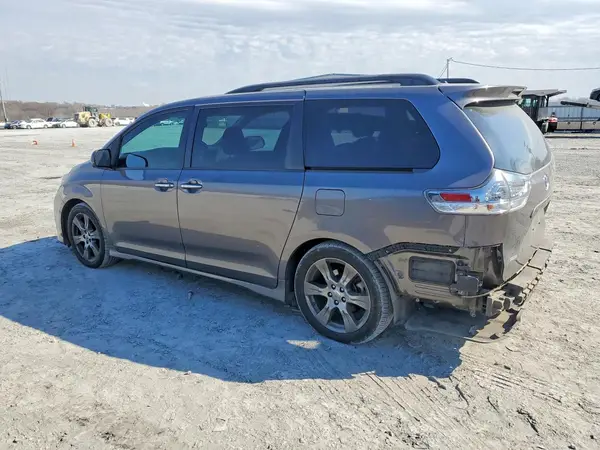 5TDXZ3DC1HS804181 2017 TOYOTA SIENNA - Image 2