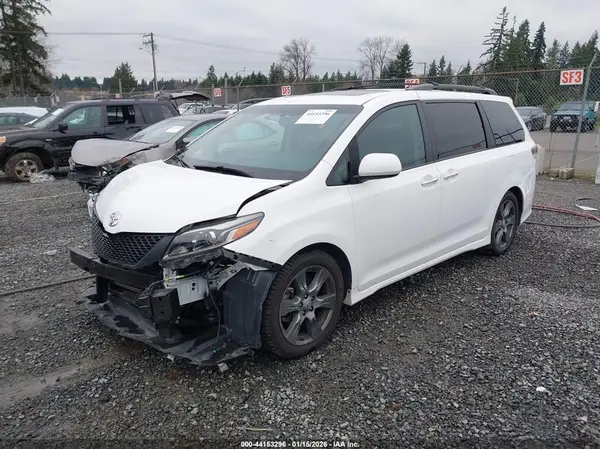 5TDXZ3DC1HS807484 2017 TOYOTA SIENNA - Image 2