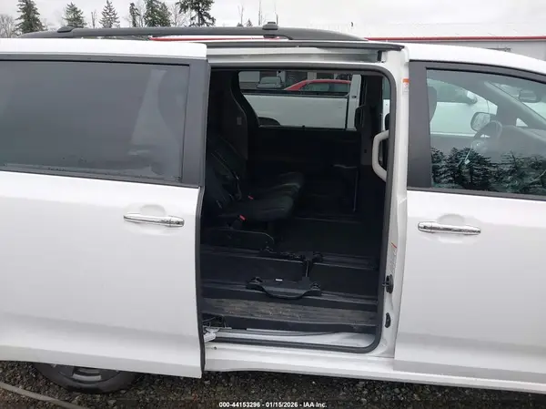 5TDXZ3DC1HS807484 2017 TOYOTA SIENNA - Image 8