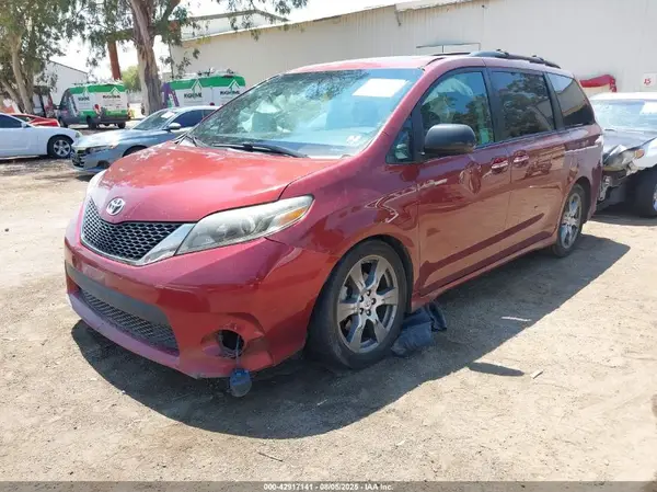 5TDXZ3DC1HS814094 2017 TOYOTA SIENNA - Image 2