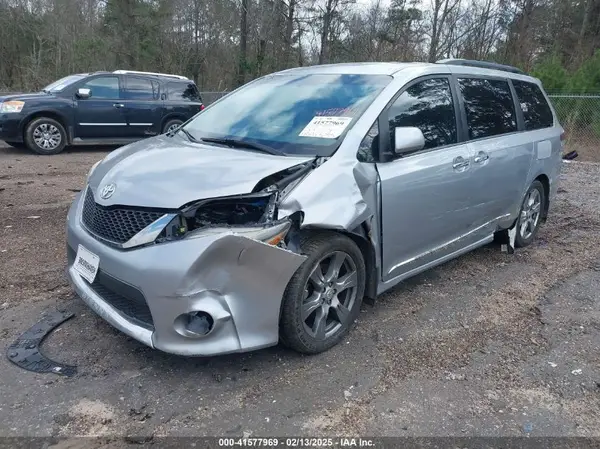 5TDXZ3DC1HS816458 2017 TOYOTA SIENNA - Image 2