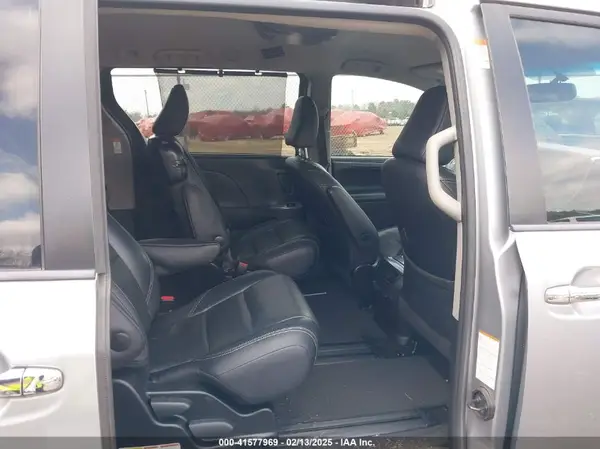 5TDXZ3DC1HS816458 2017 TOYOTA SIENNA - Image 8