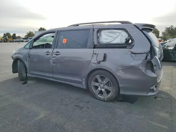5TDXZ3DC1HS820400 2017 TOYOTA SIENNA - Image 2
