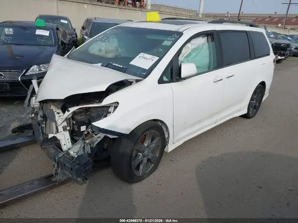 5TDXZ3DC1HS822051 2017 TOYOTA SIENNA - Image 2