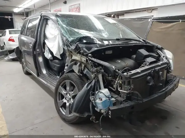 5TDXZ3DC1HS841425 2017 TOYOTA SIENNA - Image 1