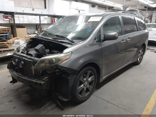 5TDXZ3DC1HS841425 2017 TOYOTA SIENNA - Image 2