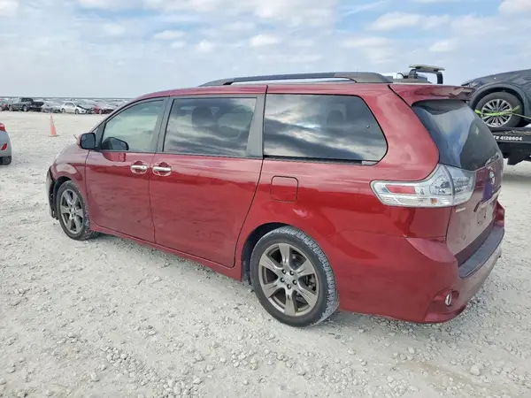 5TDXZ3DC1HS845748 2017 TOYOTA SIENNA - Image 2