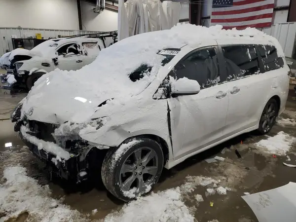 5TDXZ3DC1HS847337 2017 TOYOTA SIENNA - Image 1