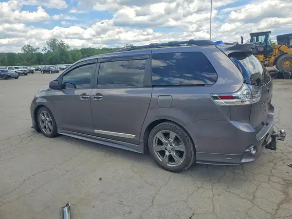 5TDXZ3DC1HS849816 2017 TOYOTA SIENNA - Image 2