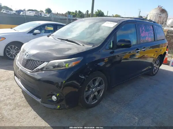5TDXZ3DC1HS850111 2017 TOYOTA SIENNA - Image 2