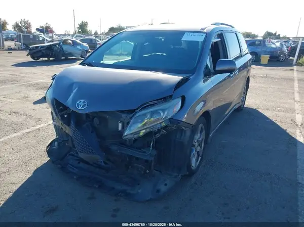 5TDXZ3DC1HS857060 2017 TOYOTA SIENNA - Image 2