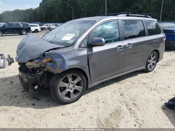 5TDXZ3DC1HS857866 2017 TOYOTA SIENNA - Image 2
