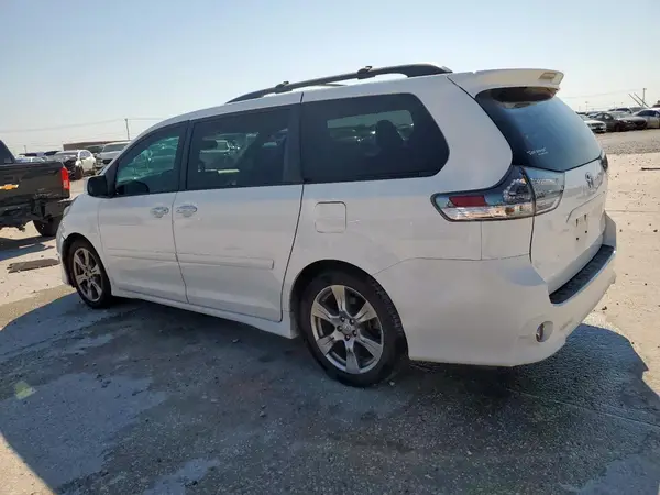 5TDXZ3DC1HS860587 2017 TOYOTA SIENNA - Image 2