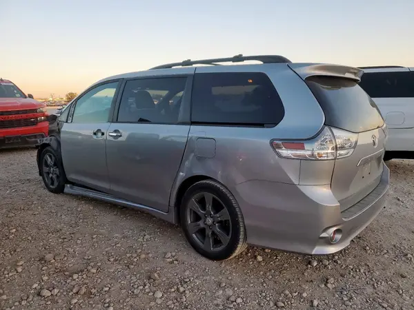 5TDXZ3DC1HS865062 2017 TOYOTA SIENNA - Image 2
