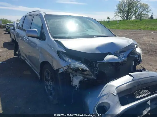 5TDXZ3DC1HS885831 2017 TOYOTA SIENNA - Image 1