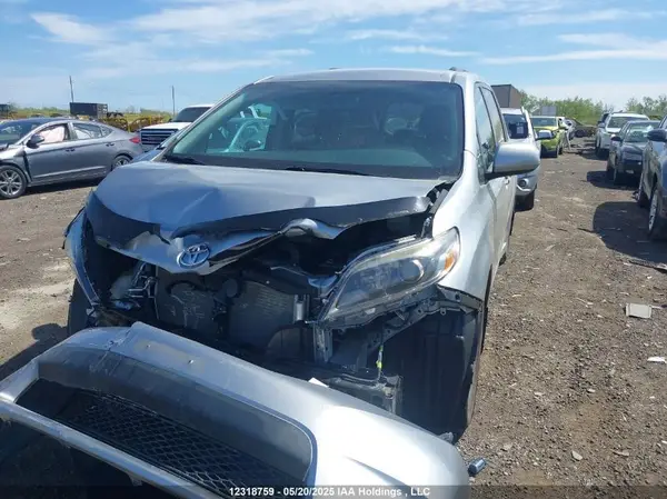 5TDXZ3DC1HS885831 2017 TOYOTA SIENNA - Image 2