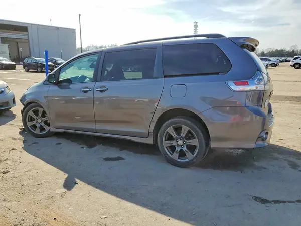 5TDXZ3DC1HS891953 2017 TOYOTA SIENNA - Image 2