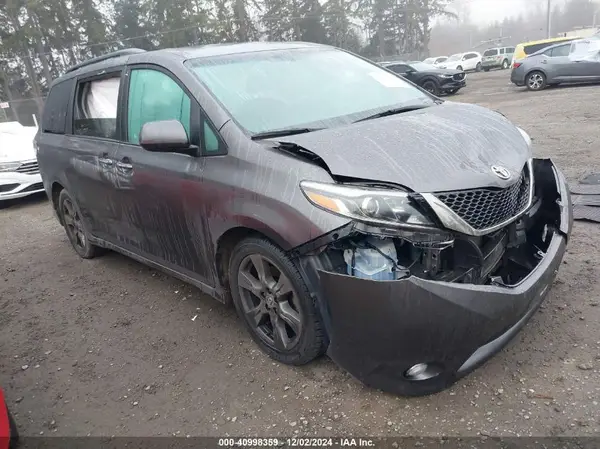 5TDXZ3DC1HS897574 2017 TOYOTA SIENNA - Image 1