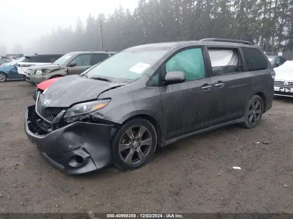 5TDXZ3DC1HS897574 2017 TOYOTA SIENNA - Image 2