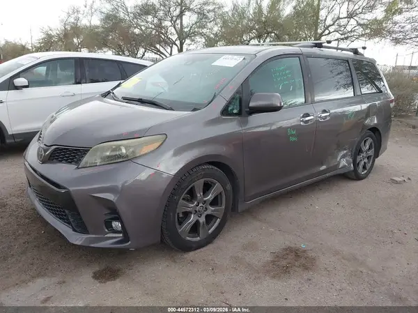 5TDXZ3DC1JS911057 2018 TOYOTA SIENNA - Image 2
