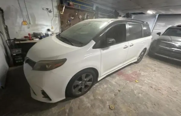 5TDXZ3DC1JS918378 2018 TOYOTA SIENNA - Image 2
