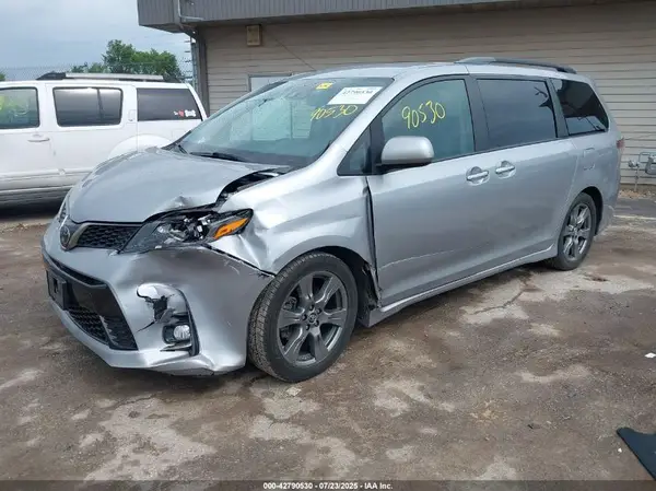 5TDXZ3DC1JS919062 2018 TOYOTA SIENNA - Image 2