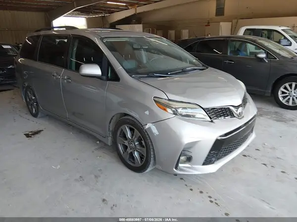 5TDXZ3DC1JS920602 2018 TOYOTA SIENNA - Image 1