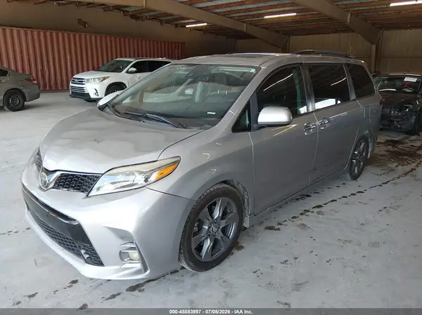 5TDXZ3DC1JS920602 2018 TOYOTA SIENNA - Image 2