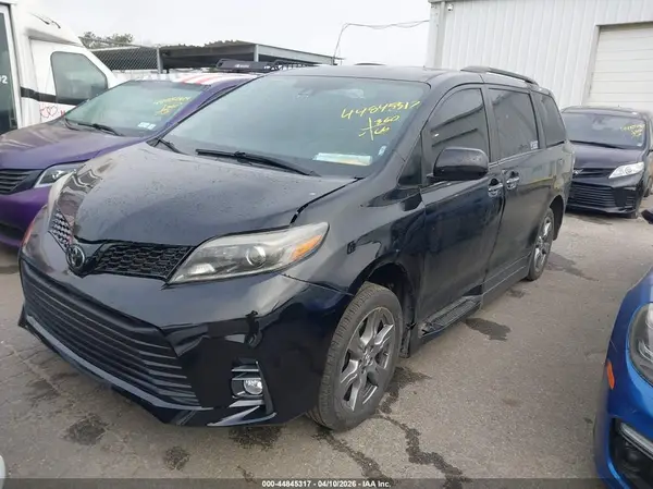 5TDXZ3DC1JS940252 2018 TOYOTA SIENNA - Image 2
