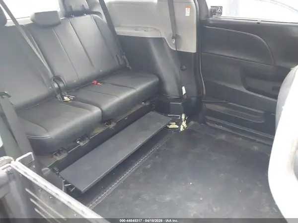 5TDXZ3DC1JS940252 2018 TOYOTA SIENNA - Image 8