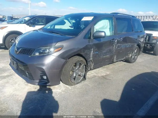5TDXZ3DC1JS942275 2018 TOYOTA SIENNA - Image 2