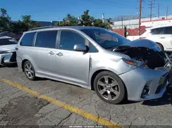5TDXZ3DC1JS945788 2018 TOYOTA SIENNA
