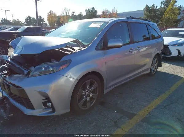 5TDXZ3DC1JS945788 2018 TOYOTA SIENNA - Image 2