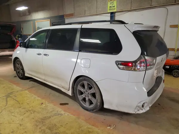 5TDXZ3DC1JS952160 2018 TOYOTA SIENNA - Image 2