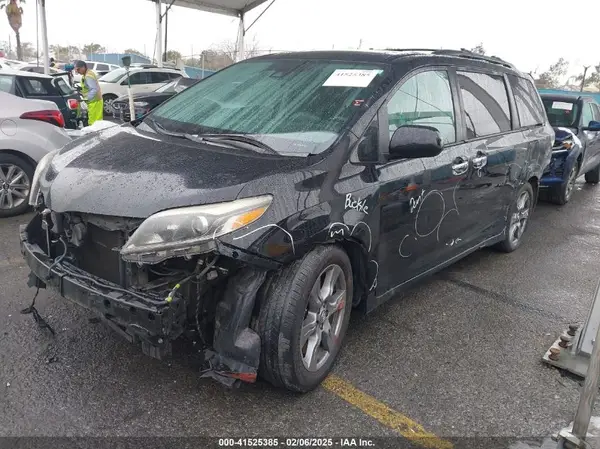 5TDXZ3DC1JS953289 2018 TOYOTA SIENNA - Image 2