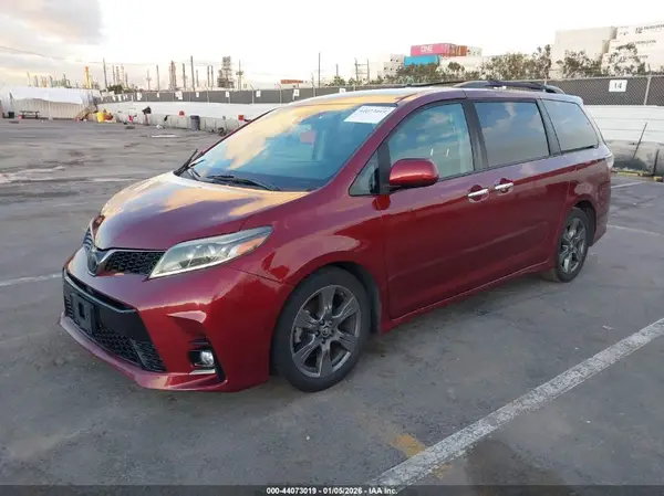 5TDXZ3DC1JS960646 2018 TOYOTA SIENNA - Image 2