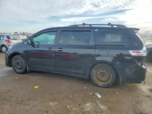 5TDXZ3DC1KS974726 2019 TOYOTA SIENNA - Image 2