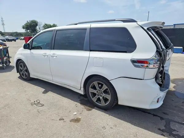 5TDXZ3DC1KS977254 2019 TOYOTA SIENNA - Image 2