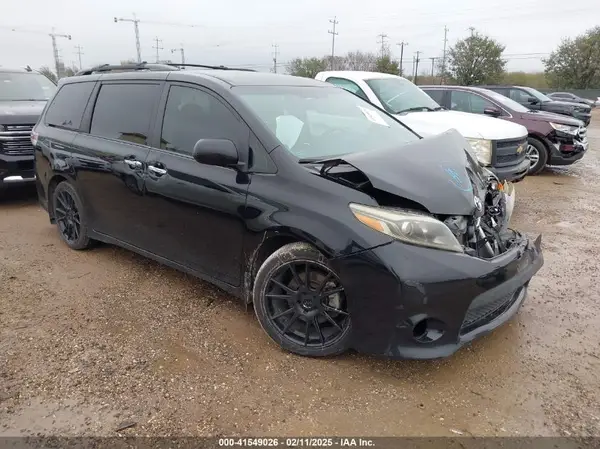 5TDXZ3DC2HS783440 2017 TOYOTA SIENNA - Image 1