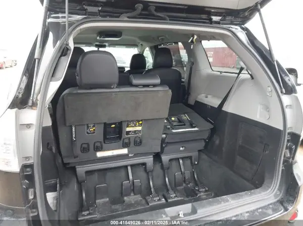 5TDXZ3DC2HS783440 2017 TOYOTA SIENNA - Image 8