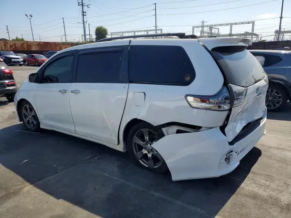 5TDXZ3DC2HS786712 2017 TOYOTA SIENNA - Image 2