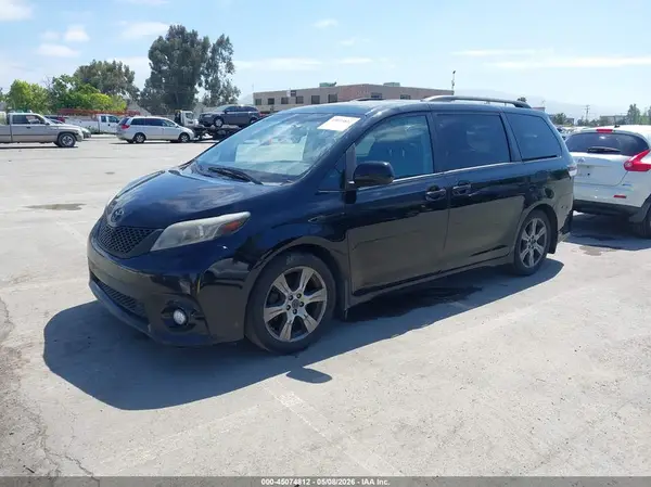 5TDXZ3DC2HS791750 2017 TOYOTA SIENNA - Image 2