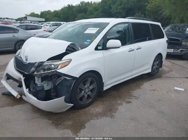 5TDXZ3DC2HS802066 2017 TOYOTA SIENNA - Image 2