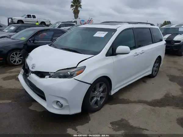 5TDXZ3DC2HS813813 2017 TOYOTA SIENNA - Image 2